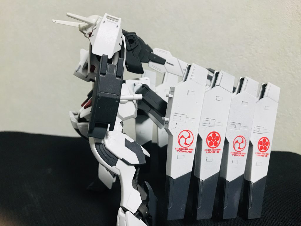 ホルスタービット
本機体の特徴的な左右4基ずつ計8基からなる武装。
テイルブレードと合わせて9本の尻尾の様に見えるのでモチーフの九尾の狐のようになっている。