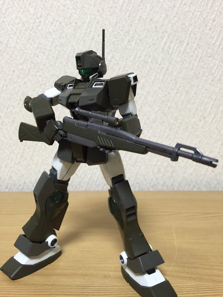 奥にいるのはジムスナイパーカスタムカラーのジムスナイパーⅡです。こちらは筆塗りでの作品。