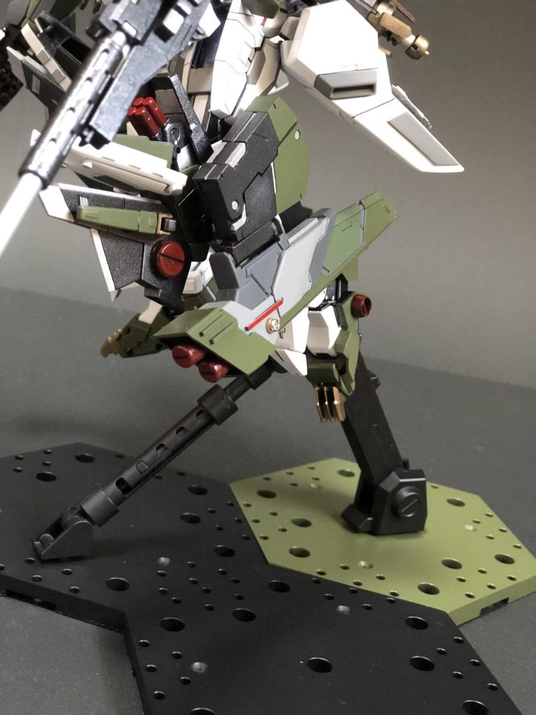 補足として2連装GNミサイルポッド装備型スタビアンカーは名前の通り、ミサイルポッド、スタビライザー、アンカーと１つで3役をこなす優秀な装備だ。