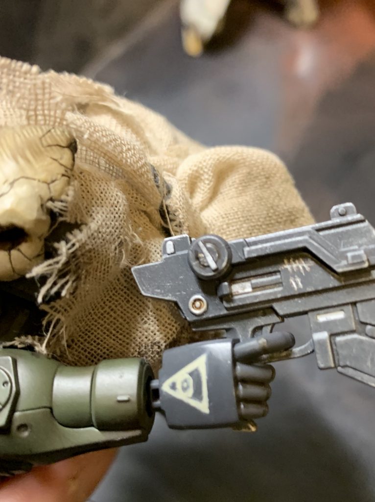 パテの硬化まで暇なので手の甲に落書きとマシンガンに撃墜数を彫りました