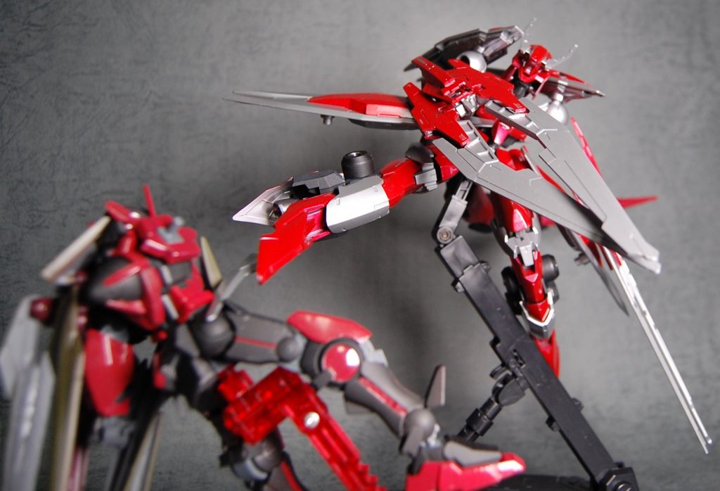 全身のスラスターによって得た圧倒的な機動力から放たれる体術