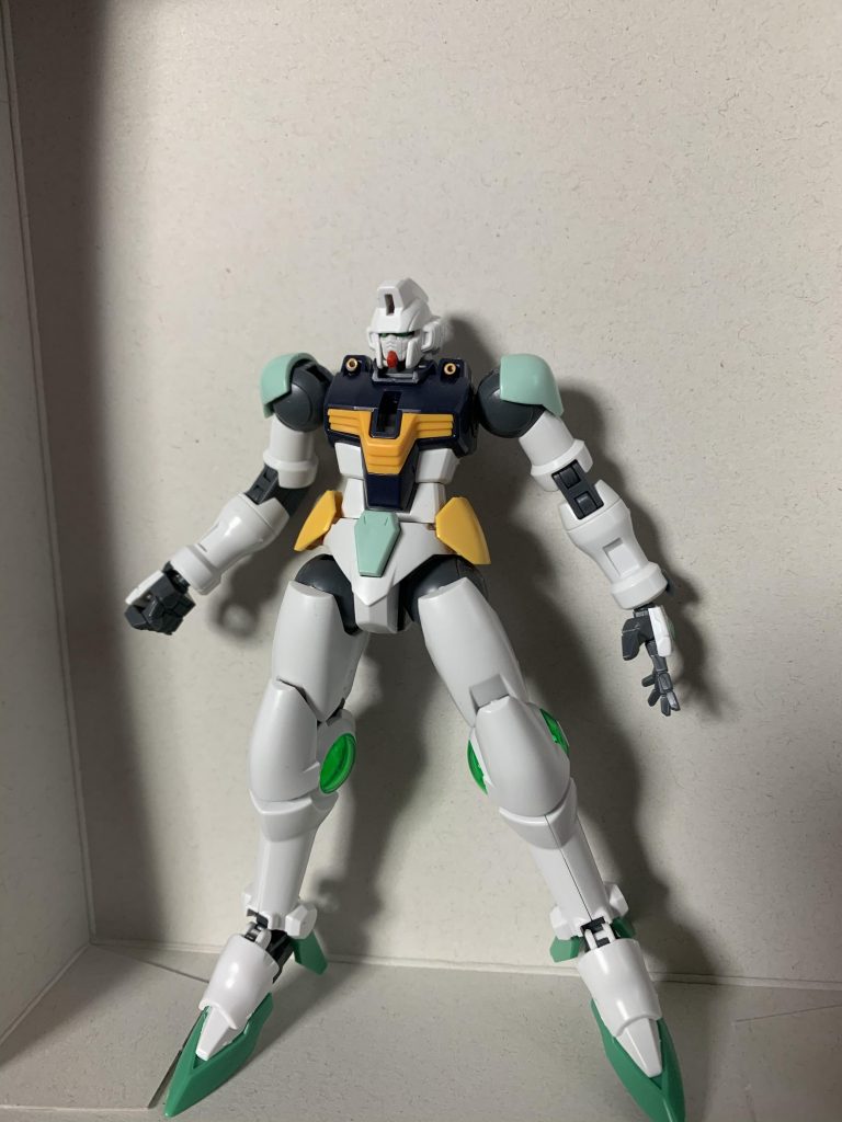 本体はHGUCクロスボーン、HGマックナイフ、HGBFガンダムポータントを使用しています。
また、左腕のシールドはHGBFアメイジングレッドウォーリア、シールドエフェクトはMGヴィクトリーガンダム、胸の赤い部分はRGクロスボーンのパーツを使用しています。