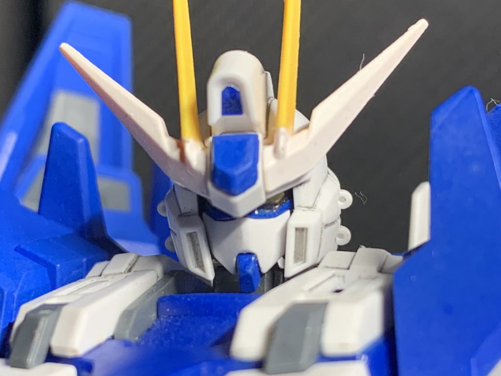 頭はビルドストライクのものをそのまま使用してます。スリットを消して、アンテナの1部をガンダムマーカーのニューホワイトで塗装、青の部分はガンダムブルー、モノアイはガンダムブラックとガンダムゴールドで塗装しています。簡単な改造ですが大分雰囲気が変わってなかなかかっこいいです。