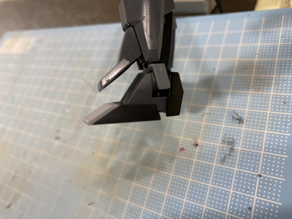 つま先は作例を参考に1ミリ延長して大きくしています