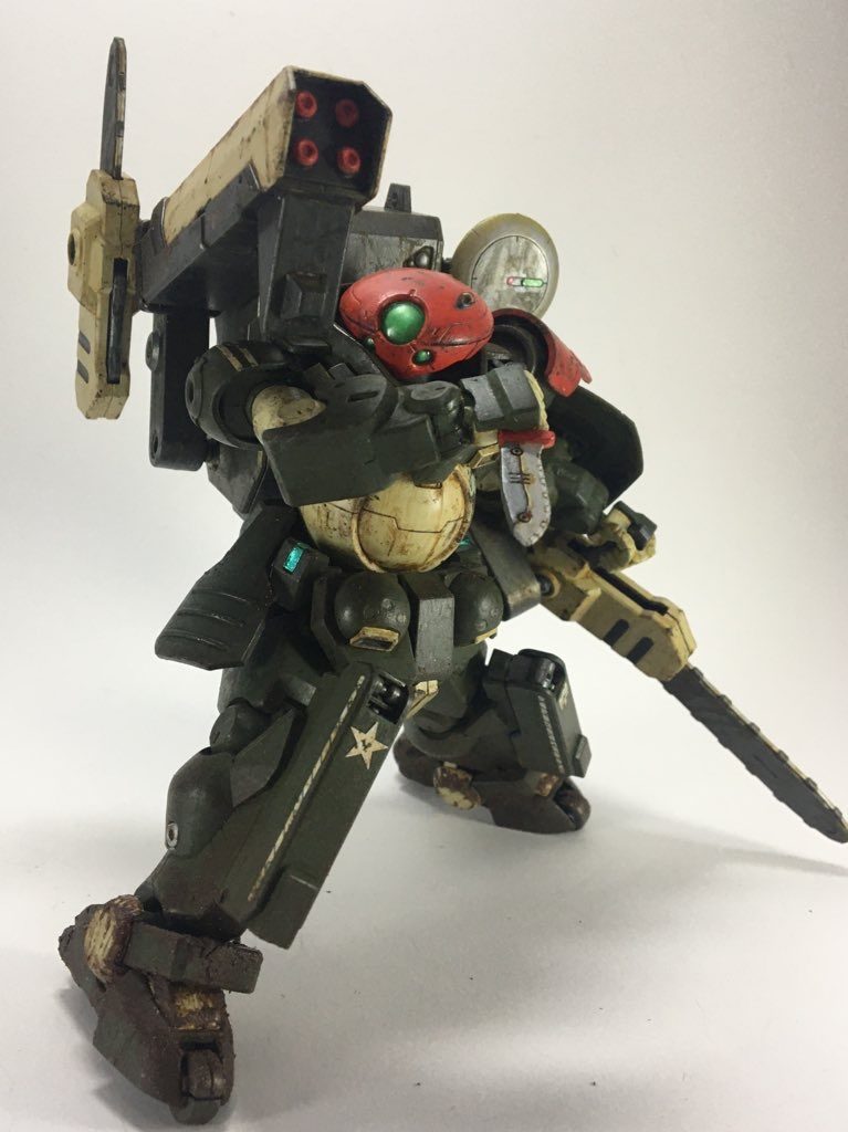 ナイフはリアアーマー裏にマウント。渋みは調整したので塗装ハゲはしない…はず…!