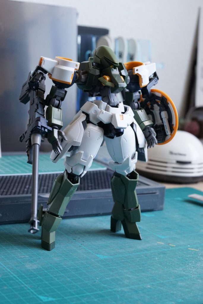 こっからは、製作工程を
まずはこのような感じでバランスを見つつ二機をあわせていきました。
ここから徐々に手を加えます。