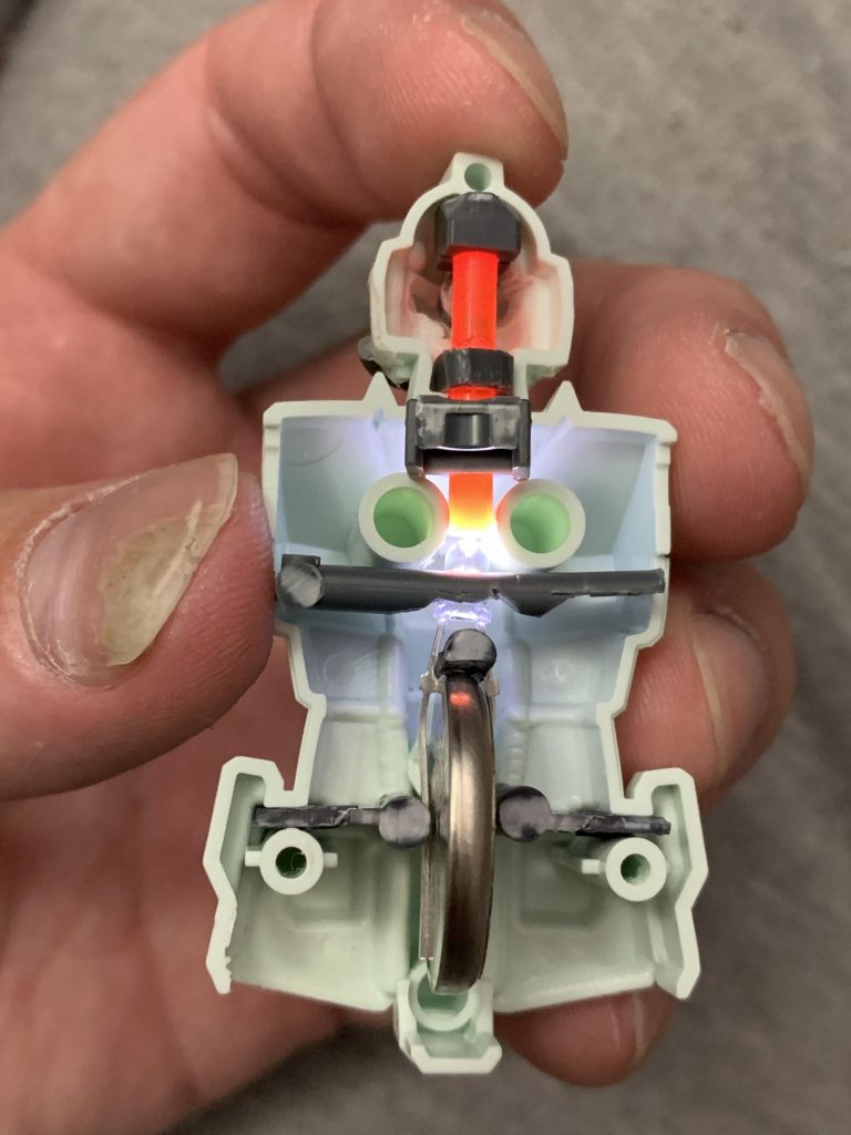 胴体の中身はこんな感じ
ランナータグに穴を開けてLEDをはめ込み固定
その下で電池に直接続というシンプル構造