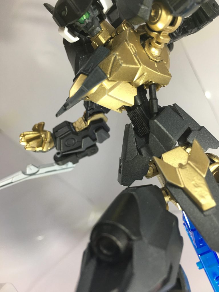 上のツインアイはフェイクでこっちのバイザー部分が本当の目にあたります