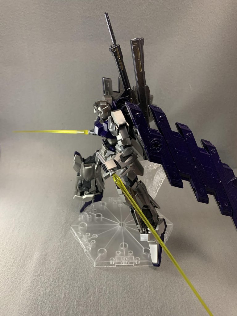 ビームサーベルは、なんのヤツだか分かりませんが、自分が持ってる中で一番 長〜いのを2本使っていまーす。