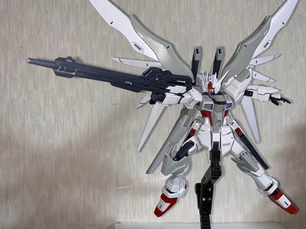 ビームライフル「ロンゴミニアド」大型で威力、連射力共に優れビーム刃を展開することでビームランスとしても使用可能。オリジナルとは異なりドラグーン無しがデフォであり、必要に応じてドラグーンとドッキングすることで更に威力を増大させることが可能。アメストフリのライフルを側面のでっぱりを削り落としたものです。ドラグーンマウント用の穴は生きているのでドッキング機能がそのまま使えます