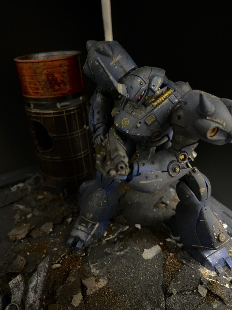 素体のケンプファーより少しだけディテールアップを施しています。道路の瓦礫など、荒れた様を想像して作りました。