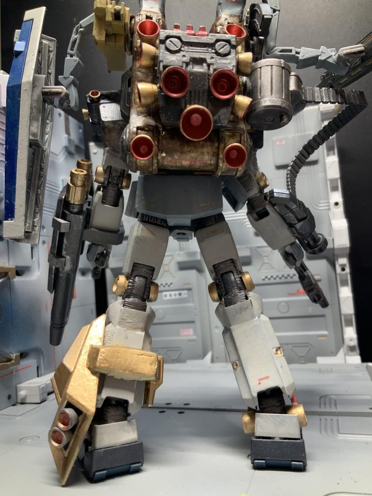 毎度のTwitterフォロワーのさだきち大尉番外編です やられ役のジムを最強レベルの武装とそれに伴う運動性を持たせた主役機級のMSにジャンクパーツを使用して改造しました( ^ω^ )