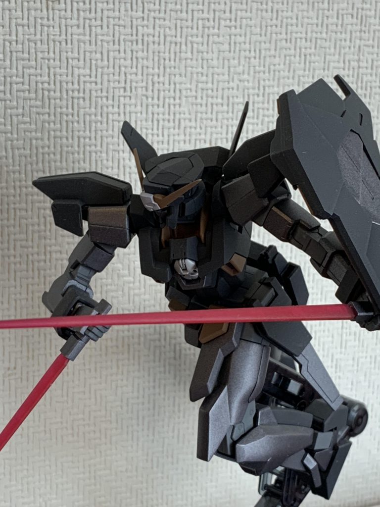 左手のサーベルは、大きな盾があるため使いにくそうですね(笑)
それか、隠し武器のように使えると強いのかもしれません。想像が膨らみます。