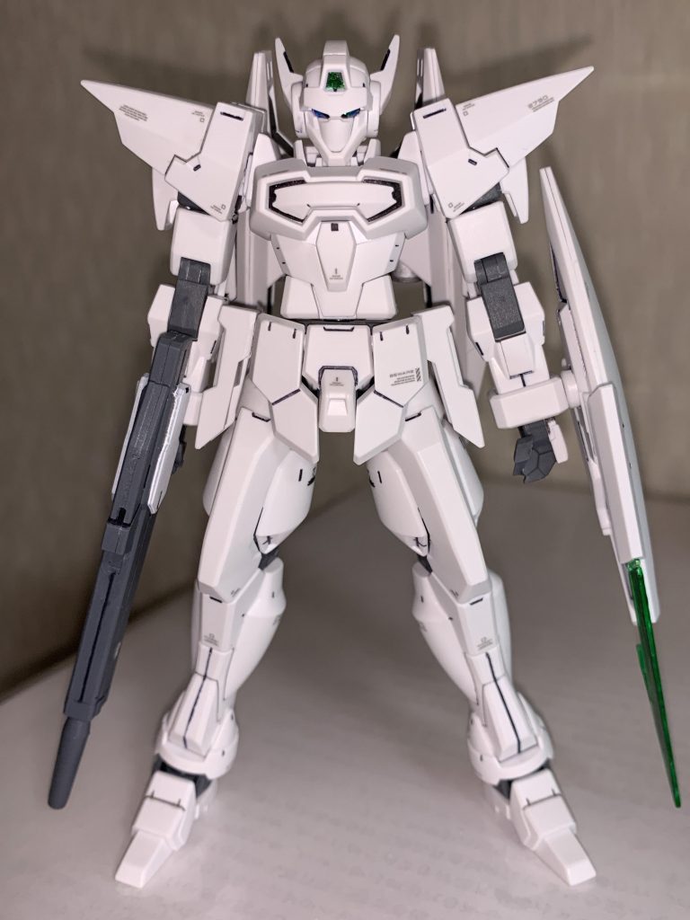 基本的にはそのままにデカールで情報量を上げてあります。ただ、脛に当たる部分は合わせ目が出るので弾落ちモールド化し、センサー系を偏光フィニッシュに置換してあります