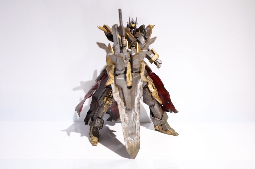 マントにも焦げたあとや泥などをつけていい意味で汚くかっこよくできたかなと思います！