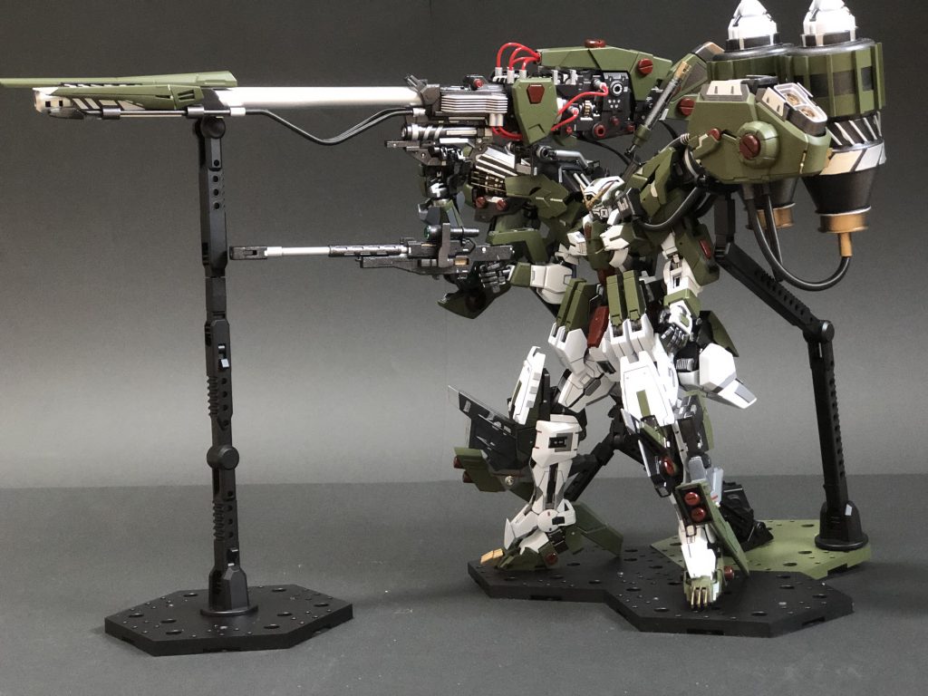 射撃時は脚部に搭載したスタビアンカーで地面に固定し、機体を安定させ、より精度の高い射撃を実現している。