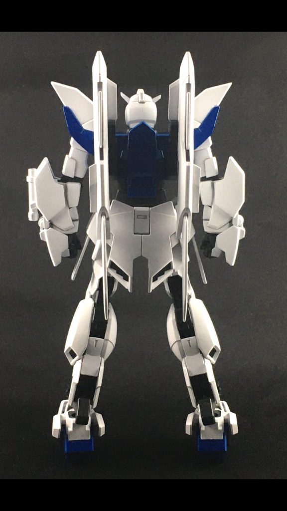 後ろです
可変機構はとっぱらった設定なので、頭の後ろの長いやつ(適当)も切り詰めてます
膝裏のパイプみたいなのはとっぱらいました