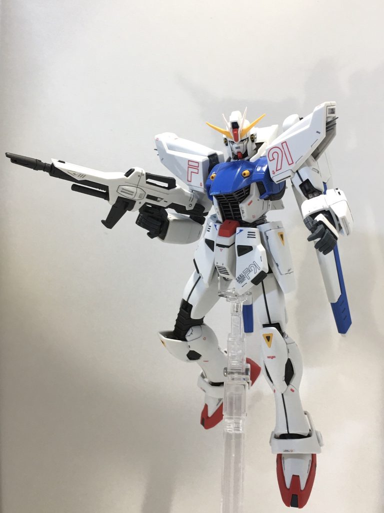 ブルーのパーツを塗装しています。その他は整形色に艶消しクリア。