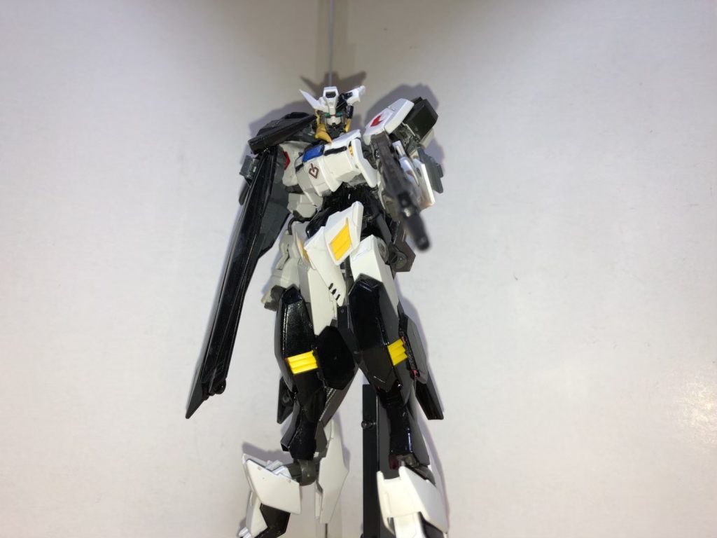 まずは、ライフルです。
これはウェルテレスフィの時のライフルと同型のものです。

次は右肩のアーマーです。 ウェルテレスフィ自体、1つ1つの武装に名前はないですがビームコーティングと実弾耐性があるので高い防御力が引き継がれてます。 さらに、2種類のソードビットを2基ずつ装備していて飛ばすことができます。(アーマーの形からしてどんなものかは察してください)