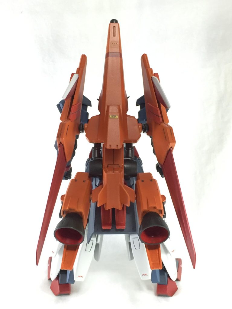 プラ板から新たにパーツを工作する技術力が未熟なため何を背負わせるか悩みました。テルティウム自体のバックパックの形も好きなので。
雑誌を読んでいて「オレンジ色はパブリクやメガライダーを意識した」と記事にあったので
百万式からメガライダーを採用。
時代的にもZ〜ZZぐらいかユニコーン辺りを考えています。