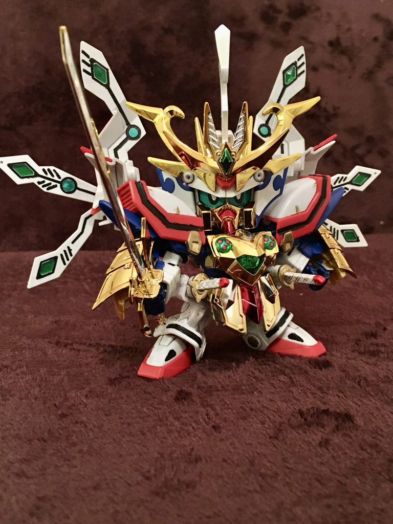 ここからかなりオリジナル要素が強くなります。
副将軍形態。
最終決戦仕様の鎧と新世大将軍のマスクを加工した物と角飾り、光鳳剣を装着。
本当は石破天驚剣にしたかったけど、持たせづらいので変更。
一気に豪華になりました。