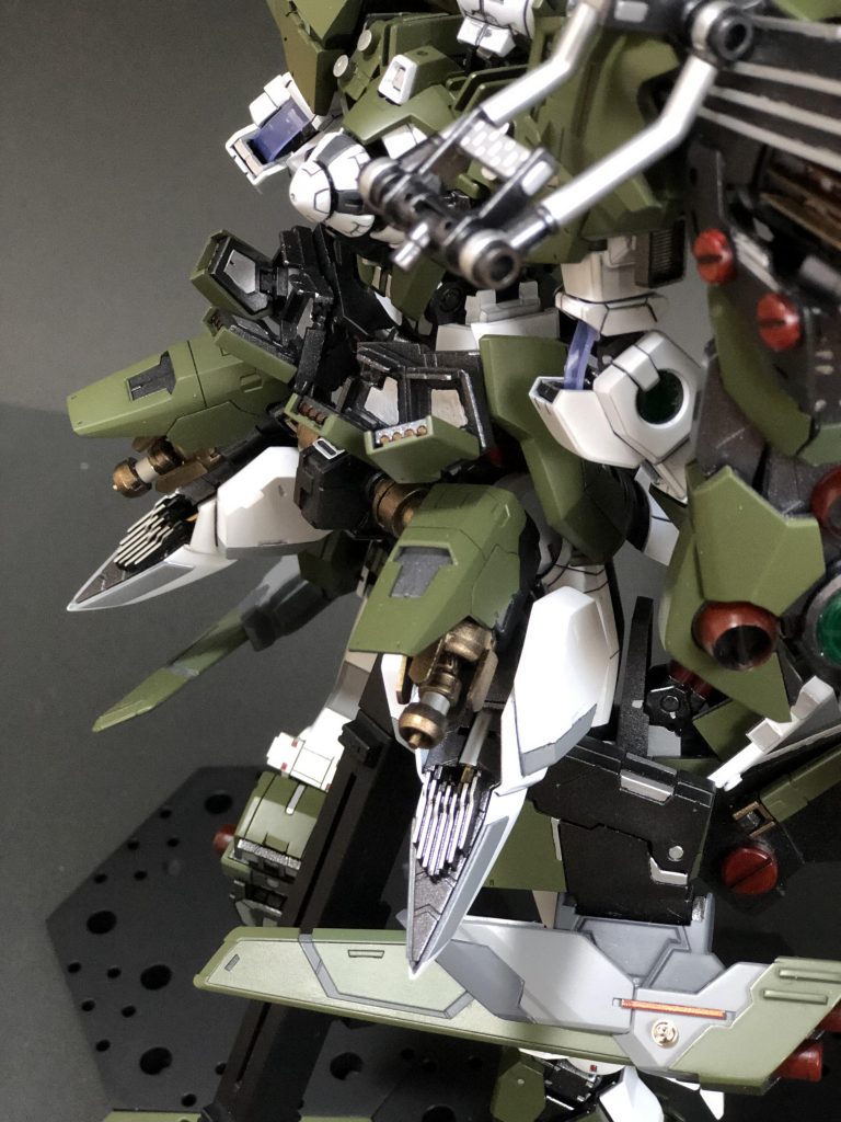 後腰部に装備された4連装GNマイクロミサイルポッドは、装備パージ後フロントアーマーとして装備される。
またGNハイバーニアは、通常装備時のGNバーニアの1.5倍の出力を出すことができる。