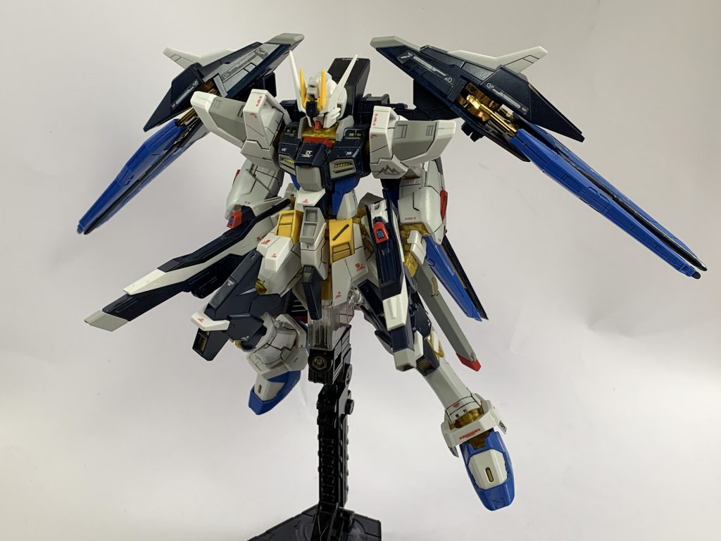 拘りのポイントその3
バックパックのビームキャノンをRGのビームライフルをベースに改造したことで腰部サイドにマウントでき、F91のヴェスバーのような使い方ができるようにしました。