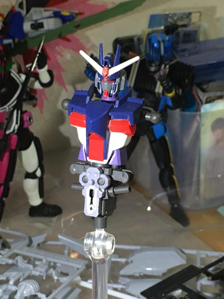 ここからは製作過程です

胴体の下部をバッサリ切り落としジャスティスナイトの胴体を使いました
デスティニーのものを使う案もあったのですが後ろに重量がかかるためボールジョイントのデスティニーではなく軸関節のジャスティスナイトをベースとしました