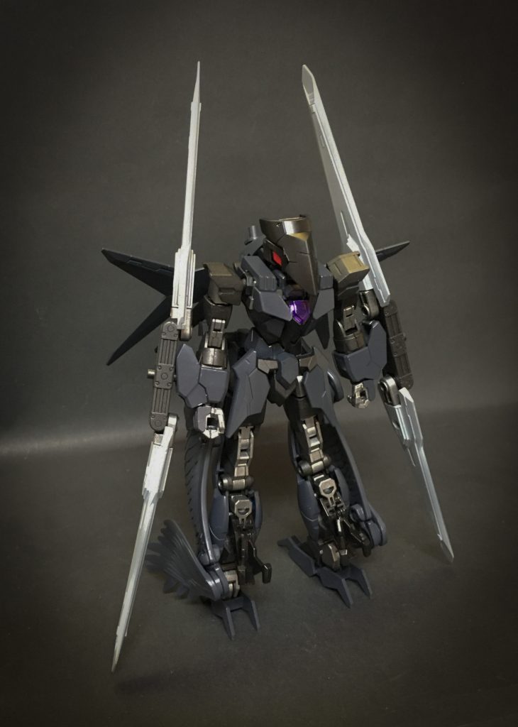 アルス・ラーベ
アルスコアラーベとラーベアーマーがドッキングした姿。
速度や旋回性能を犠牲にその為戦闘能力を向上させた戦闘形態である。