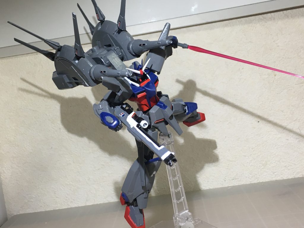 バックパックの可動もちゃんとできますけど1/100のパーツなのでちょっと重いですね
普通に立たせていても倒れる時があります