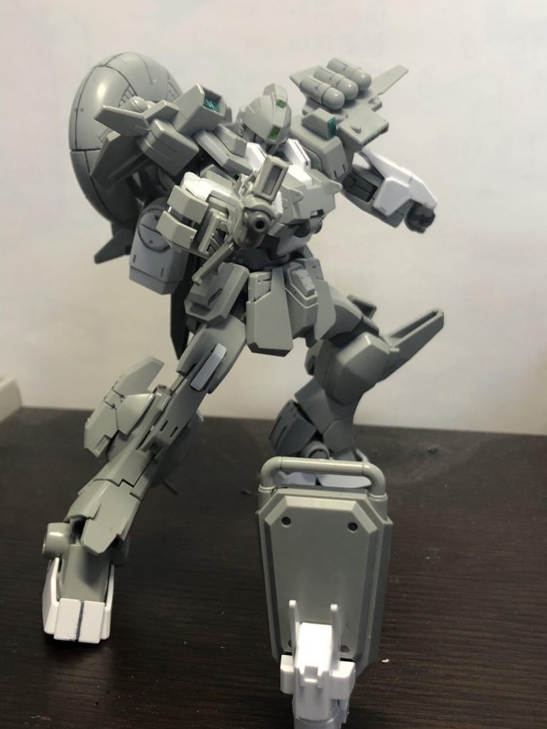 背中の背負いもの(展開式のレドーム)が特徴的な3号機｢シャドウファントム｣