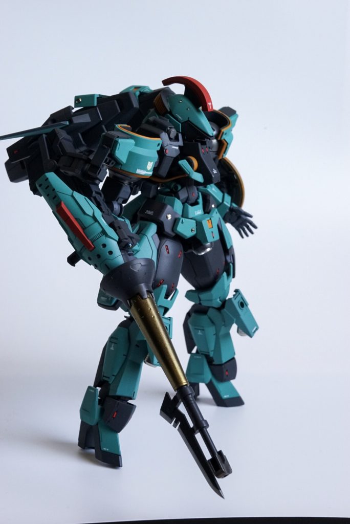 まずは正面からの完成写真
グレイズの良さをいかしつつ違和感なくトールギスを組みこむことを意識して作成しました。