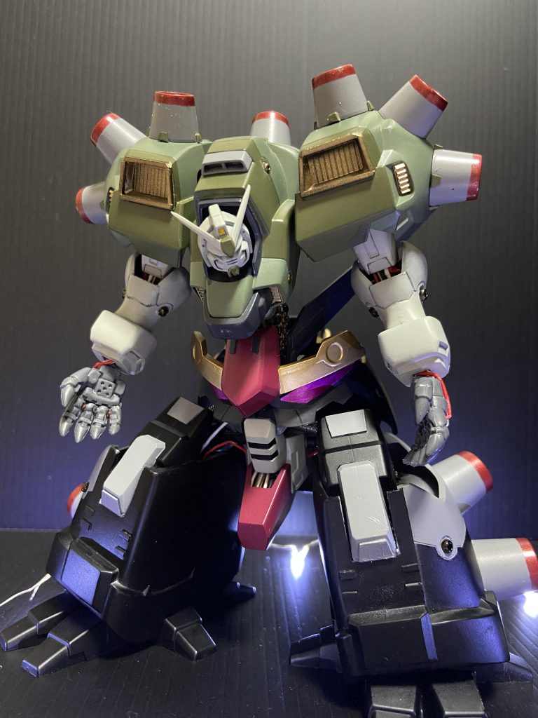 全体像
パーツごとのプロポーションはカッコ良いので、下半身のスカスカ感と、滲み出るチープさをいかに解消するかに重きを置いて、製作いたしました。雰囲気重視の半固定です。
主な努力
①目立つ箇所の合わせ目消し
②手をマスターガンダムに差し替え
③下半身を分割、曲げ後再接着（解釈とかできないので、非常に乱暴）
④背骨パーツをディティールアップ
⑤各関節にケーブルらしきもの
⑥コツコツ塗り分け
⑦100均ビーズ埋め込み