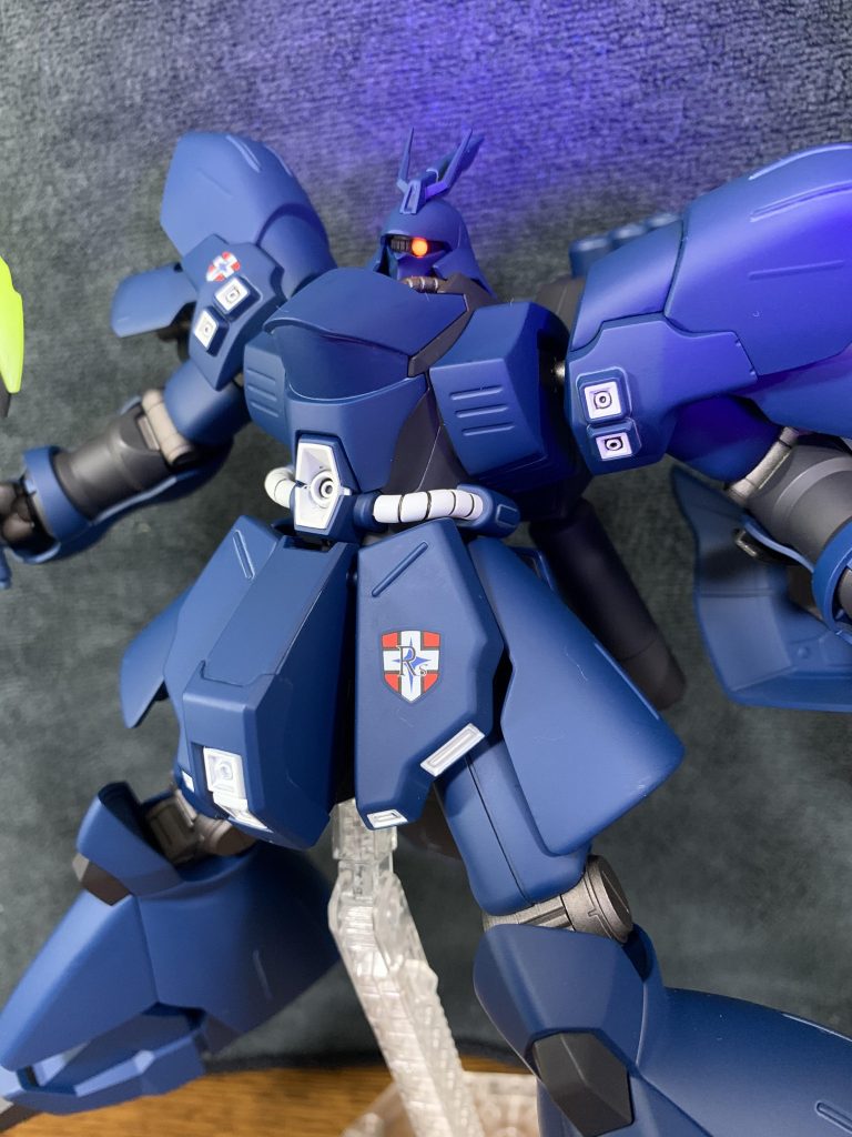 関節が全てABSだったので、ほぼ全てパーツをバラして塗装するのが骨折れました。