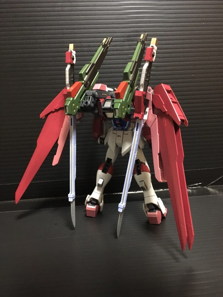 名前の「√」はビルドファイターズシリーズの自分の名前弄って付けるやつです。
本体は一切弄らずフォースシルエットをベースにバックパックを改造しました。