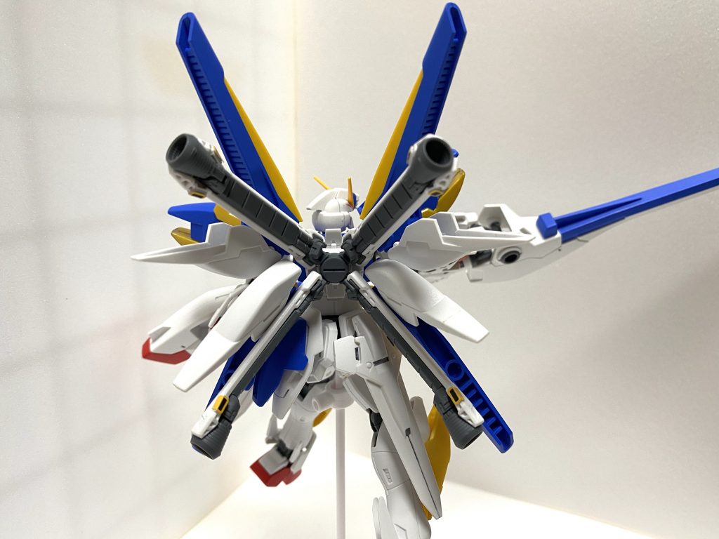 背面レイアウト

クロスボーンの4基の大型スラスターにV2の廉価版のミノフスキードライブを装備させた。
ミノドラも4基追加しているのでこれもまた「クロス」している外観となる。