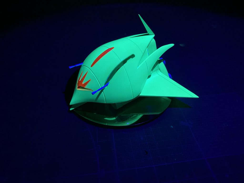 実は全て蛍光塗料で塗っているのでブラックライトで光るんです。｢光る宇宙｣もとい｢光るエルメス｣なんです。蛍光塗料の乾燥遅くて何回も指紋つけちゃってもう時間かかるのなんのって。