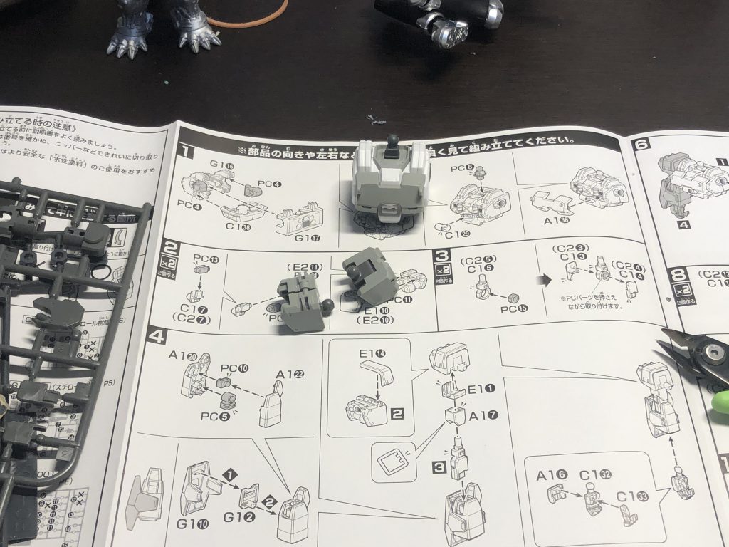 ボディと肩の部分を組んだところです