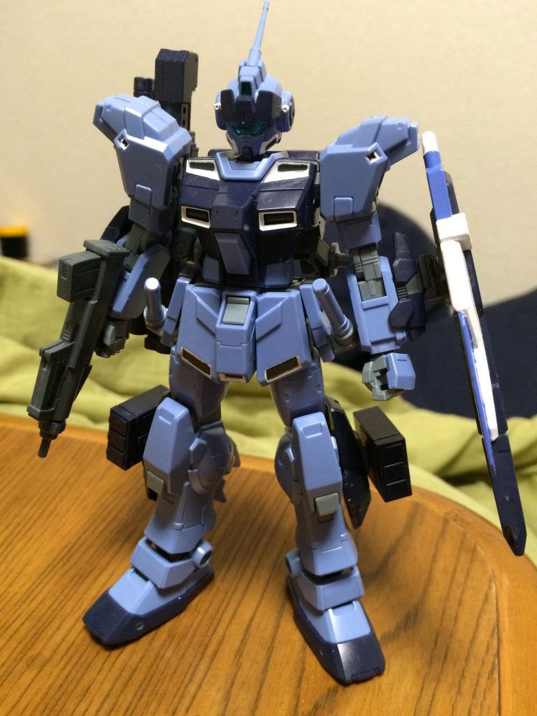 少し斜め上から。ポージングが上手くいかなかったので、左肩が不自然ですね。塗装は結構面倒でした。ボディーの各白いスラスター部とか。シールドはほぼぜんぶ塗装しました。色の調合が難しかったです。