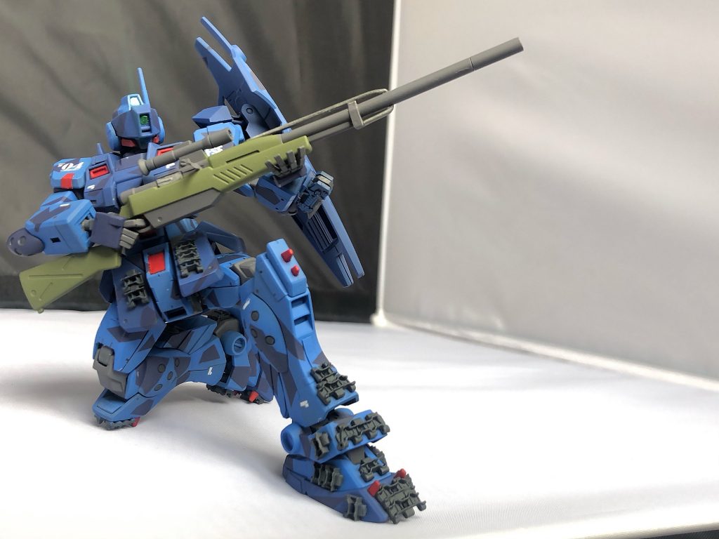 右利きのパイロットは姿勢的に左半身が敵に向きやすい状態に。
なので左脚部を中心に履帯部品を装着し、同時にシールドを使用します。