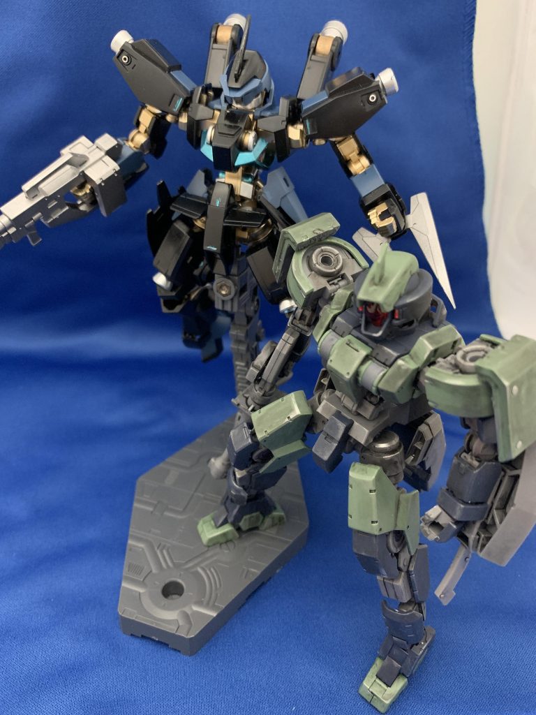 先日完成したカスタム型と一緒に
戦場の光と現実な感じにしてみました