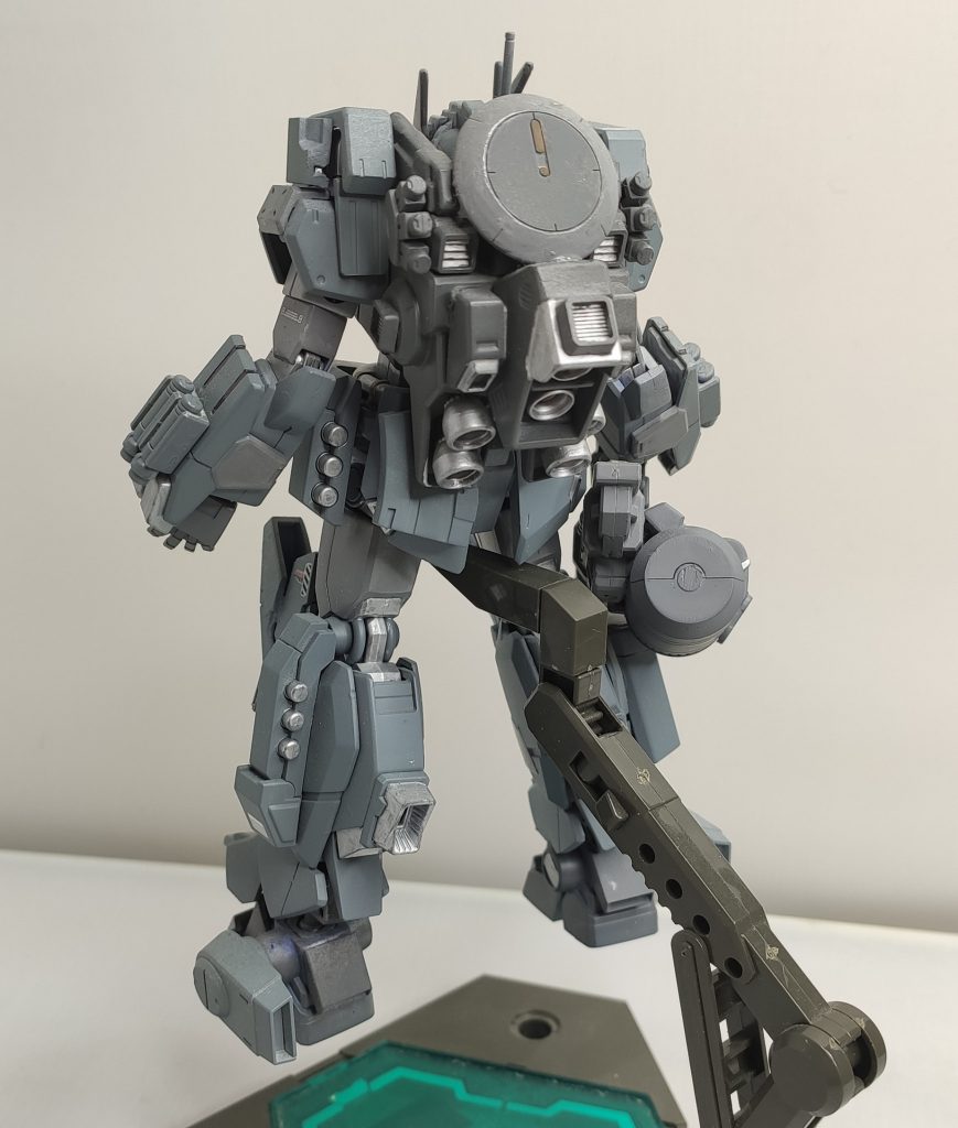 大容量、大出力のバックパックです。
敵の位置をクロノスに知らせる為にレーダー、アンテナを付けてます。

腰にはクロノスの180mmの弾倉を変える為に付けられてます。
あの巨体では1人で変えれないでしょうからね…