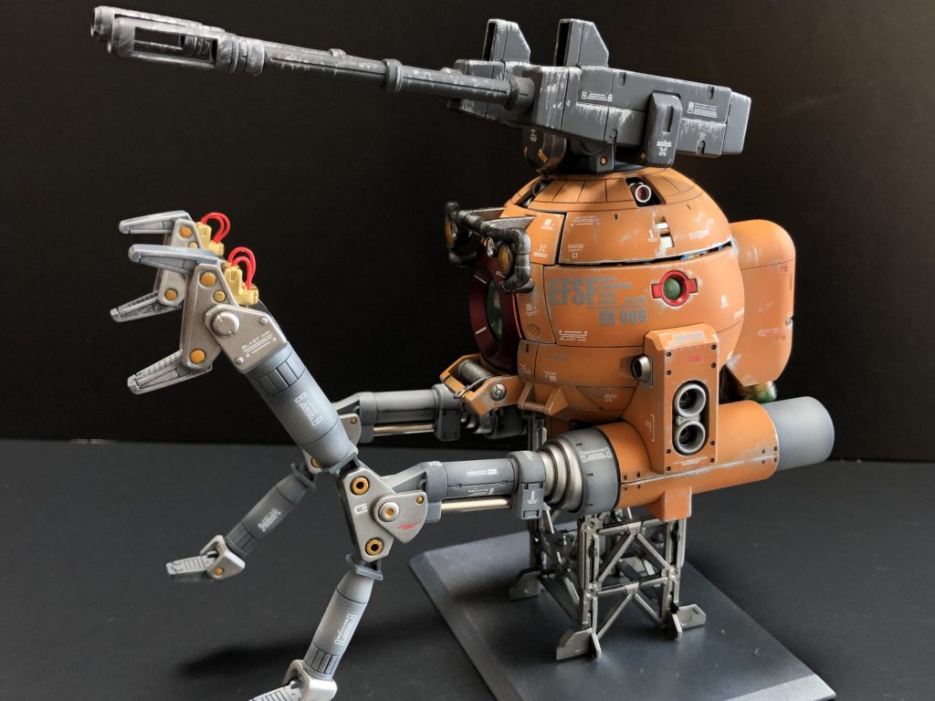 正面左から。アームはニュートラルグレーのグラデーション塗装、関節部はクロームシルバー。軸はゴールドで筆塗りしました。艶消しとメタリックのコントラストと細部の情報を意識してデカールを貼りました🤗