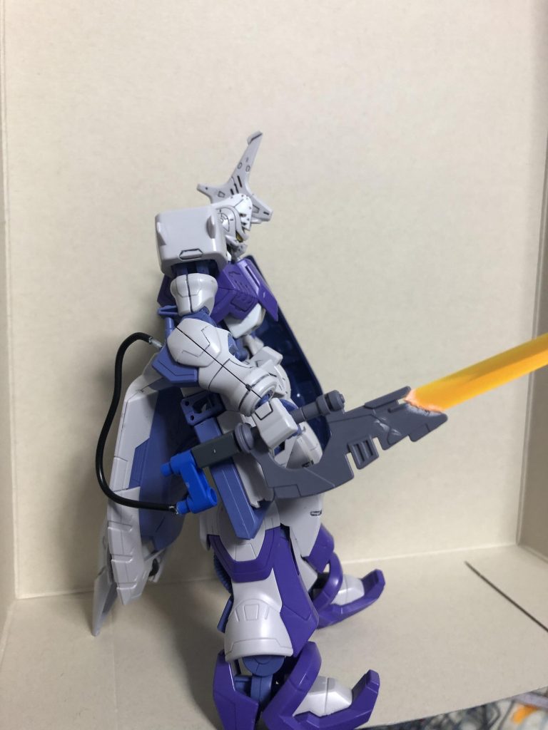 最初は針金を使ってケーブルみたいにしようとしましたが関節の動きに影響が出たので外しました