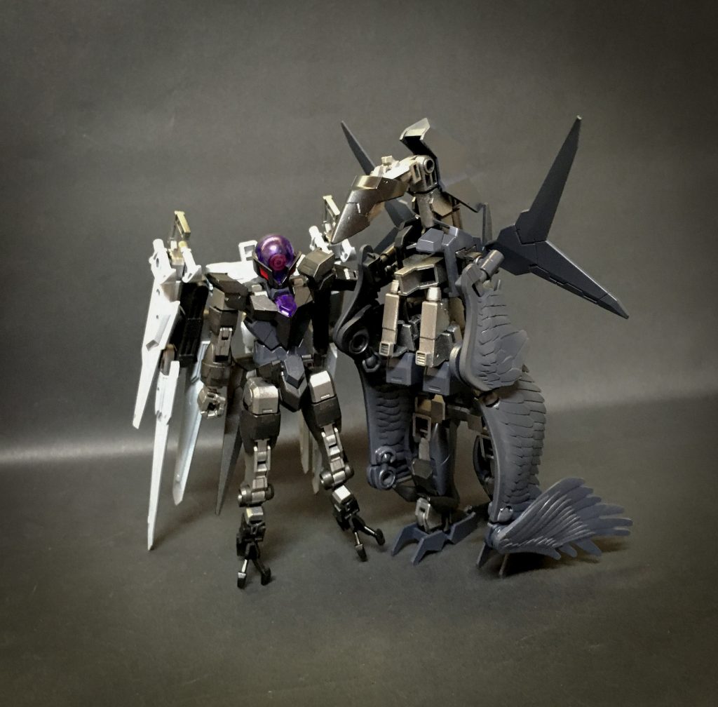 アルスコア&ラーベアーマー
アルスコア用のプラネットシステムの一つ。空中戦闘能力向上を目的とし、コアガンダム 、サポートメカ、ドッキング後それぞれが違った飛行特性を持つ事で空中環境に合わせた戦闘を可能にしている。
カラス座の要素を取り込んでおり、鳥の様な柔軟な空中軌道を理想としている。