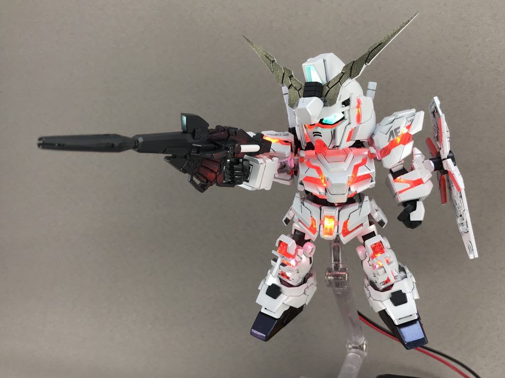 ある程度可動するのでライフルも構える事ができます。
ビームマグナム発射!