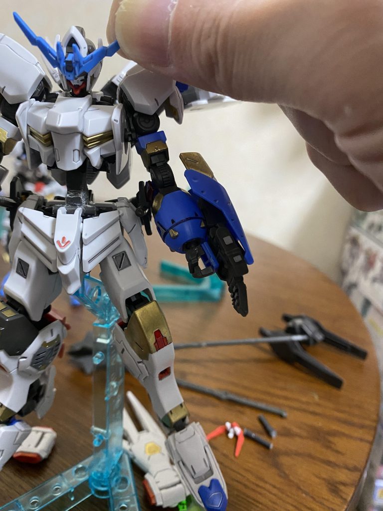 初期改造の顔がアスタロトのまんまでしたので、顔から制作開始。
久しぶりに見たバルバトスがイケメンだったので採用。
ヴィダールのアンテナがめちゃ似合う。