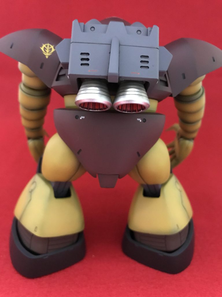 前屈みで腕は前にダラーン。がゴッグのベストポーズかな。