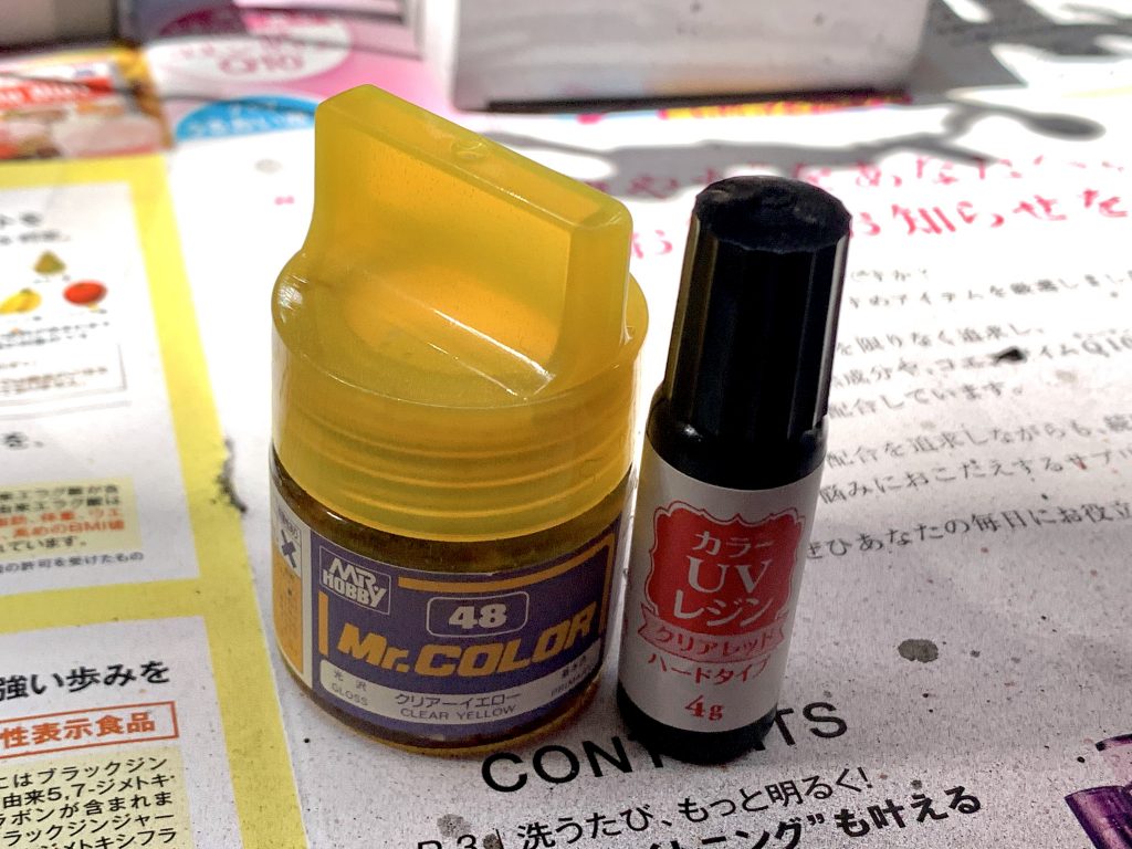ペイルライダーの既存のバイザーである青緑と赤のバイザーだと、今回の機体との色合いが合わないと思い、思い切ってクリアーイエローとUVレジンでなんちゃってバイザーを自作を決行。
