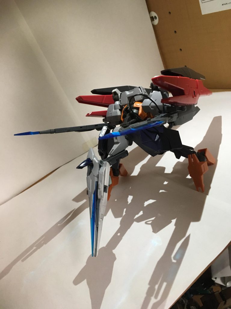 「MA形態」鳥のような姿を取り主に上空の索敵を行う。またメインセンサーを背部センサーポッドに切り替えたことである程度の速度の攻撃であれば自動回避すら可能となる。肩部のバヨネットとクローによる攻撃が可能。